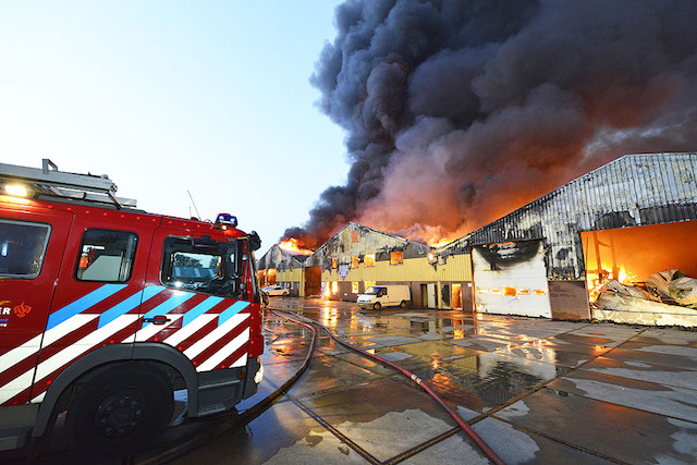 2017/172/20170828-06u31 GB 058 Zeer grote brand Raasdorperweg.jpg